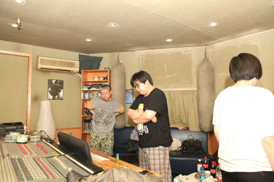 录音棚中，吴梦奇老师全神监制